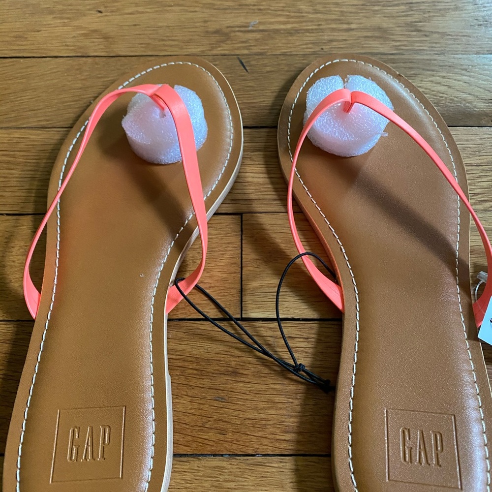 NEW!!!!!  Gap Faux Leather Flip Flops